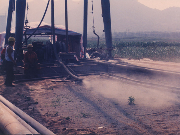 貫通式氣動潛孔錘反循環(huán)鉆探施工現(xiàn)場